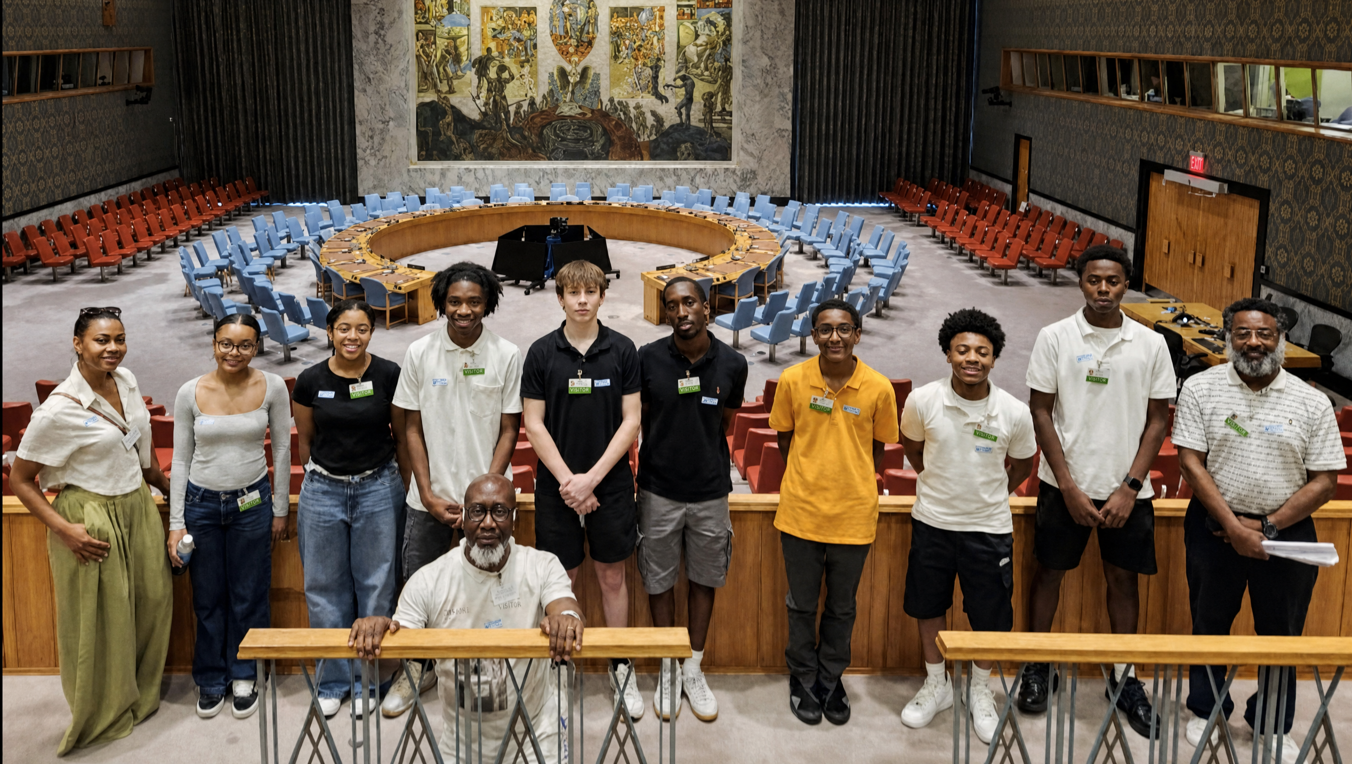 Jóvenes residentes reunidos en una sala comunitaria